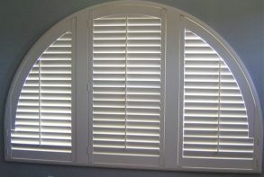 Full Louvered Shutter Arch with T-Posts