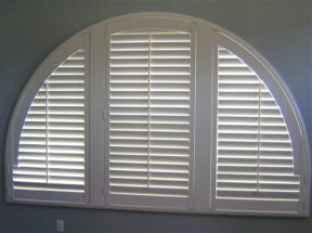 Full Louvered Shutter Arch with T-Posts